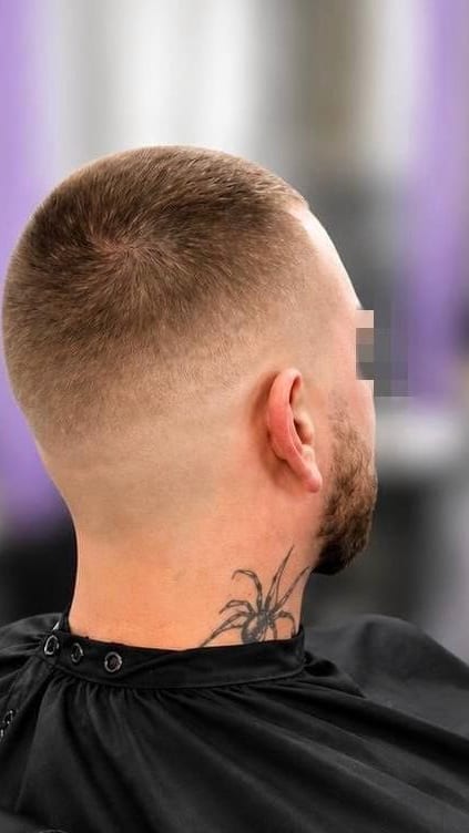 Herenkapsel van opzij: kortgeschoren blond haar met een hoge fade langs oor en nek – herenkapper Sliedrecht