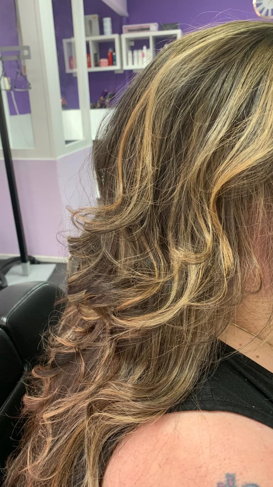 Lang haar met blonde highlights, ingeföhnd met volume en volle slagen – haar verven in Sliedrecht