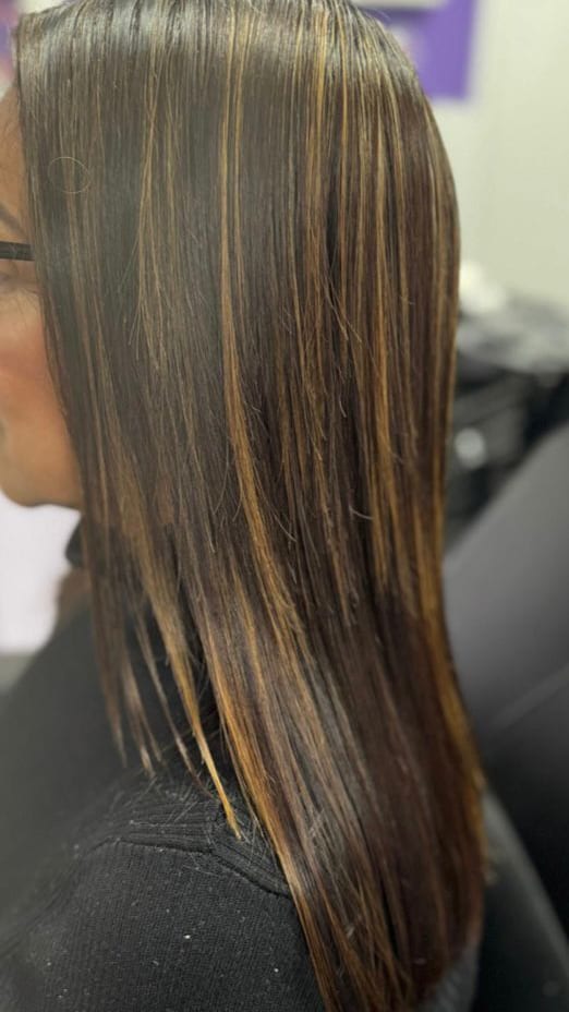 Donkerbruin haar met warme karamelkleurige highlights, steil geföhnd – haar verven in Sliedrecht