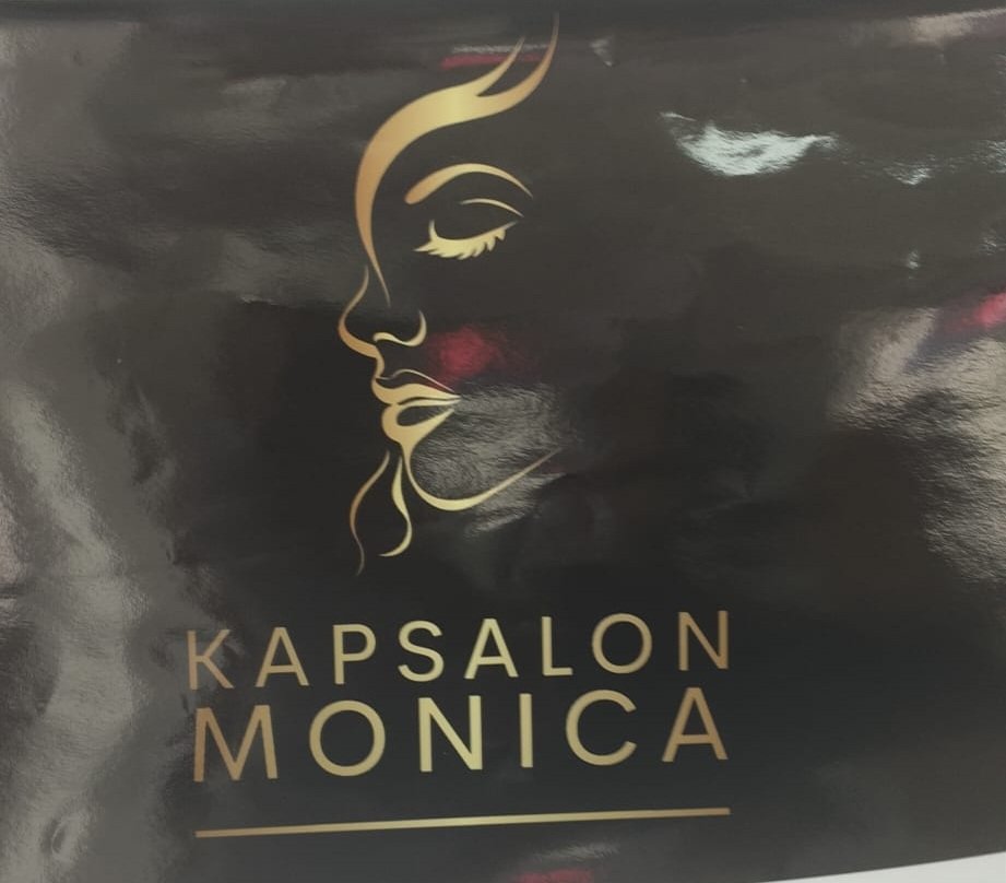 Het logo van Kapsalon Monica in de salon in Sliedrecht